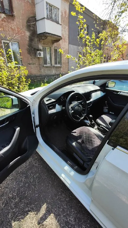 Skoda rapid 2021 цена, ₽: 1800000 пробег, км: 49 000 количество дверей: 5 поколение: ii (2019—2025) тип двигателя: бензин привод: передний мощность, л. с. : 90 модификация: 1.6 mpi mt (90 л. с. ) комплектация: style руль: левый состояние: не битый птс: электронный владельцев по птс: 1 салон * кожаный руль цвет салона * тёмный обогрев: * передних сидений * задних сидений * зеркал * руля * подогрев заднего и лобового стекла электростеклоподъемники * передние и задние помощь при вождении * датчик дождя * датчик света * парктроник задний * камера заднего вида * круиз-контроль * бортовой компьютер противоугонная система * сигнализация * центральный замок * без ключевой доступ * кнопка start/stop активная безопасность * антиблокировка тормозов * антипробуксовка * экстренное торможение фары * заводские светодиодные линзованые * противотуманный автомобиль частично в броне пленке, есть зимняя резина, заводская тонировка и защита двигателя, оригинальные родные коврики салона и бага 📞 звоните: +7(949)4102312 - фотография - 5