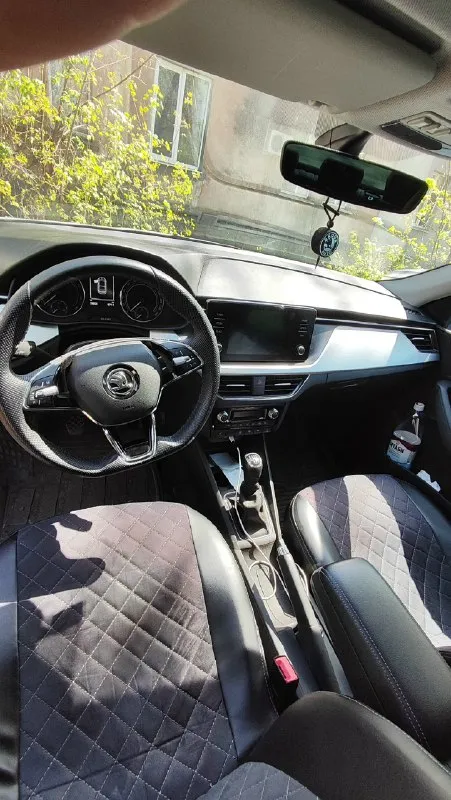 Skoda rapid 2021 цена, ₽: 1800000 пробег, км: 49 000 количество дверей: 5 поколение: ii (2019—2025) тип двигателя: бензин привод: передний мощность, л. с. : 90 модификация: 1.6 mpi mt (90 л. с. ) комплектация: style руль: левый состояние: не битый птс: электронный владельцев по птс: 1 салон * кожаный руль цвет салона * тёмный обогрев: * передних сидений * задних сидений * зеркал * руля * подогрев заднего и лобового стекла электростеклоподъемники * передние и задние помощь при вождении * датчик дождя * датчик света * парктроник задний * камера заднего вида * круиз-контроль * бортовой компьютер противоугонная система * сигнализация * центральный замок * без ключевой доступ * кнопка start/stop активная безопасность * антиблокировка тормозов * антипробуксовка * экстренное торможение фары * заводские светодиодные линзованые * противотуманный автомобиль частично в броне пленке, есть зимняя резина, заводская тонировка и защита двигателя, оригинальные родные коврики салона и бага 📞 звоните: +7(949)4102312 - фотография - 6