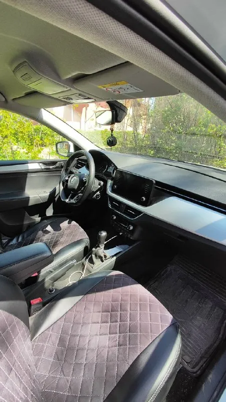 Skoda rapid 2021 цена, ₽: 1800000 пробег, км: 49 000 количество дверей: 5 поколение: ii (2019—2025) тип двигателя: бензин привод: передний мощность, л. с. : 90 модификация: 1.6 mpi mt (90 л. с. ) комплектация: style руль: левый состояние: не битый птс: электронный владельцев по птс: 1 салон * кожаный руль цвет салона * тёмный обогрев: * передних сидений * задних сидений * зеркал * руля * подогрев заднего и лобового стекла электростеклоподъемники * передние и задние помощь при вождении * датчик дождя * датчик света * парктроник задний * камера заднего вида * круиз-контроль * бортовой компьютер противоугонная система * сигнализация * центральный замок * без ключевой доступ * кнопка start/stop активная безопасность * антиблокировка тормозов * антипробуксовка * экстренное торможение фары * заводские светодиодные линзованые * противотуманный автомобиль частично в броне пленке, есть зимняя резина, заводская тонировка и защита двигателя, оригинальные родные коврики салона и бага 📞 звоните: +7(949)4102312 - фотография - 7