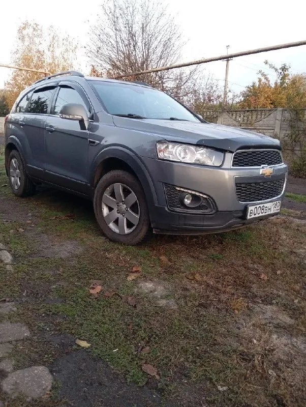 Продам большой семейный кроссовер chevrolet captiva 2014 г. в. 2.4 бензин, я второй владелец, показания одометра 140 т. км. классический автомат ( 6 скоростной айсин ), подключаемый полный привод. 2 ключа, 2 комплекта резины. работает абсолютно все. подогревы всех сидений ( перед, зад. ) полный электро пакет. цена 1,490 р. +7949 348 04 77 на этом номере телеграмм. торг 📞 звоните: +7(949)3480477 - фотография - 2