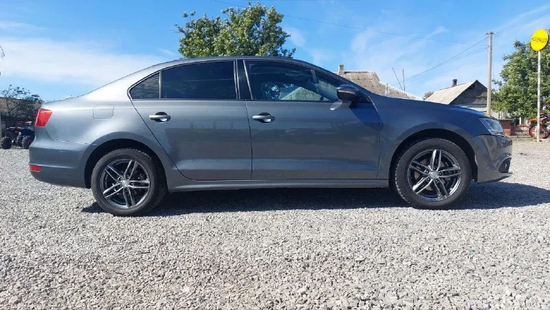 Продаю volkswagen jetta 2012года. Мотор 1.6 атмосферный на автомате. Мексиканская сборка. Пробег 180000км. Птс оригинал я второй владелец. Состояние отличное. Комплектация раздельный климат-контроль круиз-контроль подогрев передних сидений 4 стеклоподъёмника с доводчиками электро зеркала с подогревом штатная мультимедиа мультируль 2ключа, 2брелка литые диски r16 с новой зимней резиной возможен пригон на осмотр. 1 130 000 с торгом +79497151738
📞 Звоните: +7(949)7151738 - фотография - 1