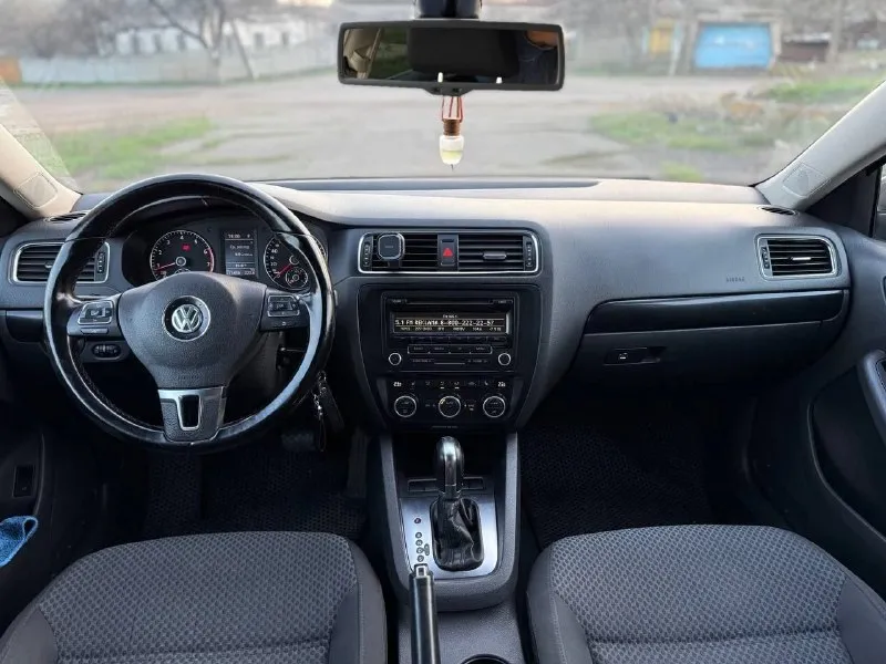 Продаю volkswagen jetta 2012года. Мотор 1.6 атмосферный на автомате. Мексиканская сборка. Пробег 180000км. Птс оригинал я второй владелец. Состояние отличное. Комплектация раздельный климат-контроль круиз-контроль подогрев передних сидений 4 стеклоподъёмника с доводчиками электро зеркала с подогревом штатная мультимедиа мультируль 2ключа, 2брелка литые диски r16 с новой зимней резиной возможен пригон на осмотр. 1 130 000 с торгом +79497151738
📞 Звоните: +7(949)7151738 - фотография - 9