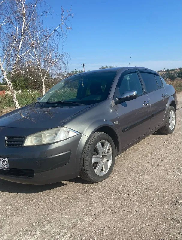 Продам личный автомобиль renault меган 2, двигатель 1,4 v 1,6. год выпуска 2005. кпп механика. запуск start/stop. кондиционер заправлен. пробег 216 тыс. км 💰цена 625 000 руб автомобиль местный в хорошем состоянии, кузов оцинкованный в родном окрасе, стекла родные (включая лобовое), дно и пороги без гнили и ржавчины. стоит газ пропан евро-4, вписан в тех. паспорт. ходовая часть обслужена, мотор и коробка работают отлично. находится в мариуполе. телефон для связи +79495809500, возможен торг 📲 tg: оксана 📞 звоните: +7(949)5809500 - фотография - 2