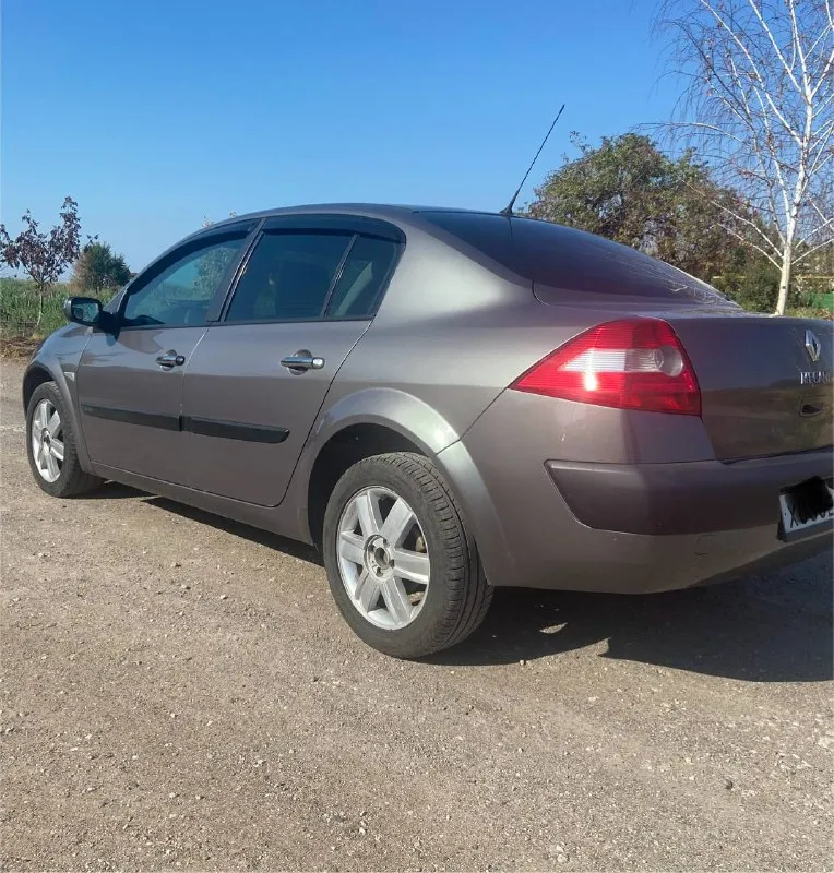 Продам личный автомобиль renault меган 2, двигатель 1,4 v 1,6. год выпуска 2005. кпп механика. запуск start/stop. кондиционер заправлен. пробег 216 тыс. км 💰цена 625 000 руб автомобиль местный в хорошем состоянии, кузов оцинкованный в родном окрасе, стекла родные (включая лобовое), дно и пороги без гнили и ржавчины. стоит газ пропан евро-4, вписан в тех. паспорт. ходовая часть обслужена, мотор и коробка работают отлично. находится в мариуполе. телефон для связи +79495809500, возможен торг 📲 tg: оксана 📞 звоните: +7(949)5809500 - фотография - 3