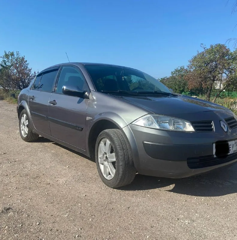 Продам личный автомобиль renault меган 2, двигатель 1,4 v 1,6. год выпуска 2005. кпп механика. запуск start/stop. кондиционер заправлен. пробег 216 тыс. км 💰цена 625 000 руб автомобиль местный в хорошем состоянии, кузов оцинкованный в родном окрасе, стекла родные (включая лобовое), дно и пороги без гнили и ржавчины. стоит газ пропан евро-4, вписан в тех. паспорт. ходовая часть обслужена, мотор и коробка работают отлично. находится в мариуполе. телефон для связи +79495809500, возможен торг 📲 tg: оксана 📞 звоните: +7(949)5809500 - фотография - 4