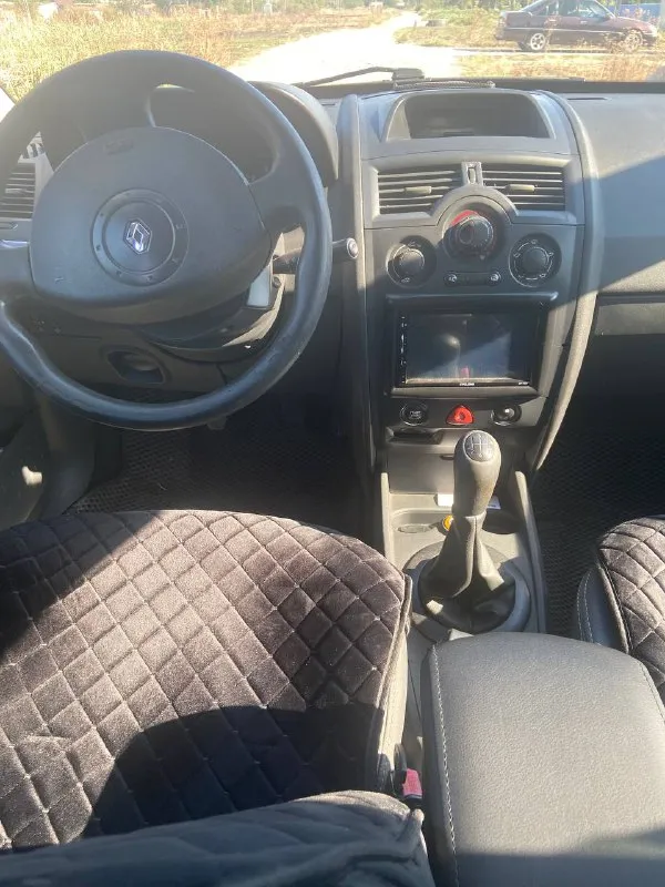 Продам личный автомобиль renault меган 2, двигатель 1,4 v 1,6. год выпуска 2005. кпп механика. запуск start/stop. кондиционер заправлен. пробег 216 тыс. км 💰цена 625 000 руб автомобиль местный в хорошем состоянии, кузов оцинкованный в родном окрасе, стекла родные (включая лобовое), дно и пороги без гнили и ржавчины. стоит газ пропан евро-4, вписан в тех. паспорт. ходовая часть обслужена, мотор и коробка работают отлично. находится в мариуполе. телефон для связи +79495809500, возможен торг 📲 tg: оксана 📞 звоните: +7(949)5809500 - фотография - 7