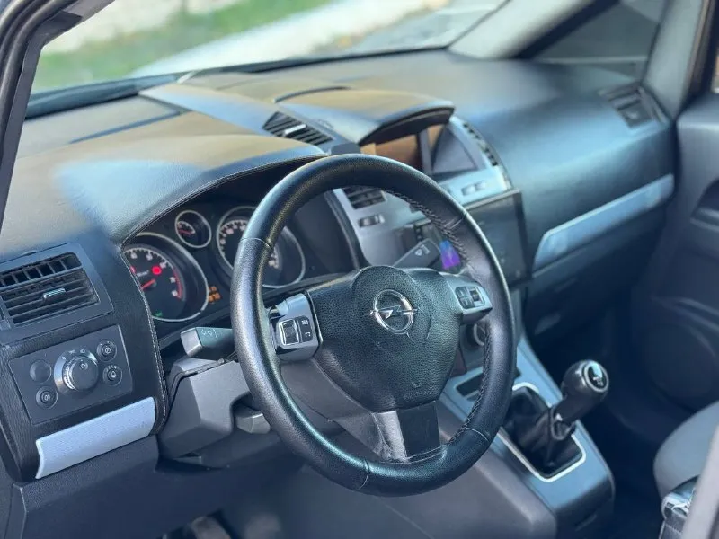 🚀 цена: 550к торг продам opel zafira b год: 2006 объём: 1.8 авто в хорошем состоянии двигатель без нареканий, не троит, работает ровно кпп не хрустит не вылетает кузов все как на фото 📝авто в хорошей комплектации подогрев сидений, кондиционер, эл. зеркала, мультируль, сигнализация, центральный замок, андроид монитор музыка играет хорошо осмотр донецк юридически чистая, любое переоформление доп. фото и видеообзор скину в лс 📲- +7 949 607-26-37 📲 tg: @n1kolay01 📞 звоните: +7(949)6072637 - фотография - 4