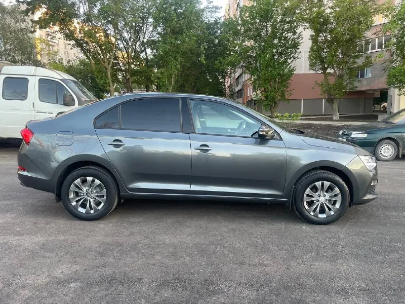 Продам skoda rapid 1.6 механика 2021г. 23 000 пробег с салона в одних руках сервисная книжка со всеми то! все обслужено вложений не требует. круиз контроль, датчик дождя, мультимедиа car play. в машине все есть для ежедневной комфортной эксплуатации. цена 1 450 000 тел. +7949 716 88 75 📲 tg: александр владимирович 📞 звоните: +7(949)7168875 - фотография - 6