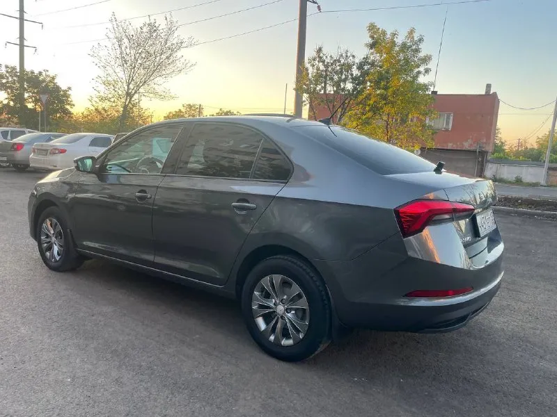 Продам skoda rapid 1.6 механика 2021г. 23 000 пробег с салона в одних руках сервисная книжка со всеми то! все обслужено вложений не требует. круиз контроль, датчик дождя, мультимедиа car play. в машине все есть для ежедневной комфортной эксплуатации. цена 1 450 000 тел. +7949 716 88 75 📲 tg: александр владимирович 📞 звоните: +7(949)7168875 - фотография - 8