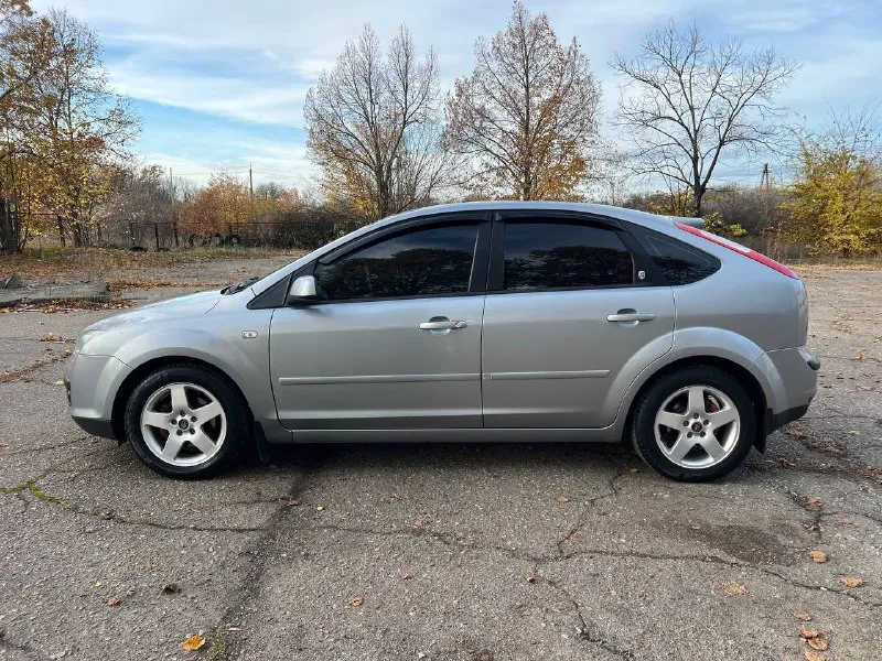 Продам ford focus 2 2005 год объем 1,6 газ/бензин пробег 266000 км. машина в хорошем техническом состоянии. ходовая часть вся перебрана, едет сбито. салон велюровый, чистый и ухоженный. установлено и вписано фирмы brc(италия). подушки все целые. установлены лед-дампы в ближний/дальний свет, светят превосходно. машина на летней новой резине, зимнюю отдам в компекте. комплектация: мультируль; круиз контроль; двух-зонный климат контроль; подогрев лобового, заднего стекла и зеркал; датчик дождя; abs, esp; подогрев сидений; 4 эсп с доводчиками стекол; музыка sony, играет очень достойно; bluetooth, cd; зеркало заднего вида с автозатемнением; цена 610000р. торг у капота. +79497305406 📞 звоните: +7(949)7305406 - фотография - 2