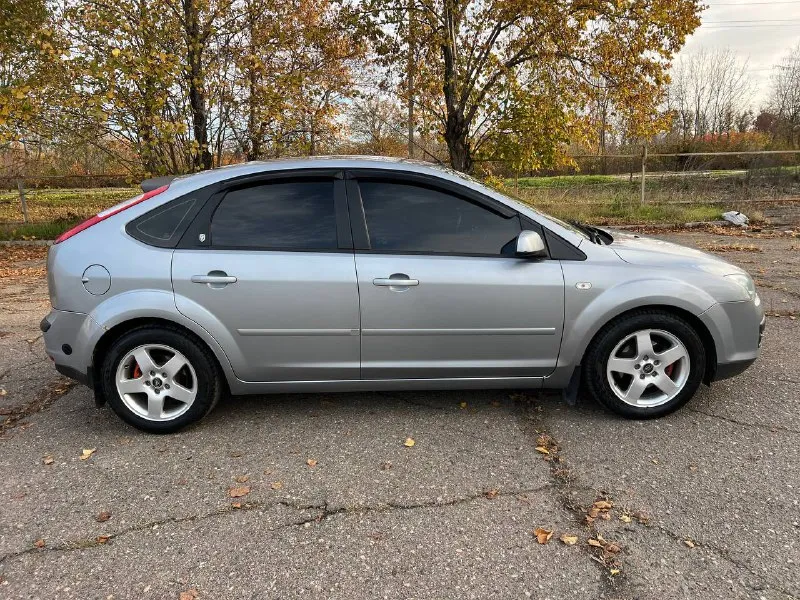 Продам ford focus 2 2005 год объем 1,6 газ/бензин пробег 266000 км. машина в хорошем техническом состоянии. ходовая часть вся перебрана, едет сбито. салон велюровый, чистый и ухоженный. установлено и вписано фирмы brc(италия). подушки все целые. установлены лед-дампы в ближний/дальний свет, светят превосходно. машина на летней новой резине, зимнюю отдам в компекте. комплектация: мультируль; круиз контроль; двух-зонный климат контроль; подогрев лобового, заднего стекла и зеркал; датчик дождя; abs, esp; подогрев сидений; 4 эсп с доводчиками стекол; музыка sony, играет очень достойно; bluetooth, cd; зеркало заднего вида с автозатемнением; цена 610000р. торг у капота. +79497305406 📞 звоните: +7(949)7305406 - фотография - 4