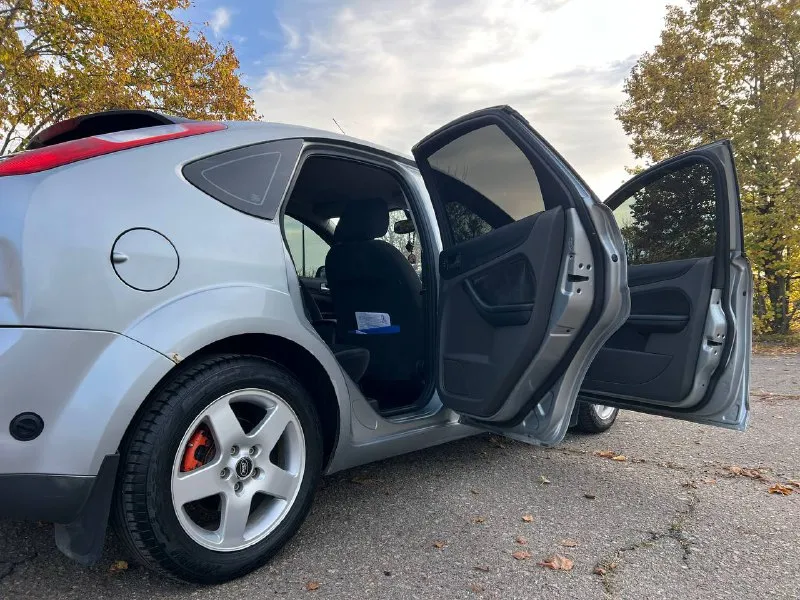 Продам ford focus 2 2005 год объем 1,6 газ/бензин пробег 266000 км. машина в хорошем техническом состоянии. ходовая часть вся перебрана, едет сбито. салон велюровый, чистый и ухоженный. установлено и вписано фирмы brc(италия). подушки все целые. установлены лед-дампы в ближний/дальний свет, светят превосходно. машина на летней новой резине, зимнюю отдам в компекте. комплектация: мультируль; круиз контроль; двух-зонный климат контроль; подогрев лобового, заднего стекла и зеркал; датчик дождя; abs, esp; подогрев сидений; 4 эсп с доводчиками стекол; музыка sony, играет очень достойно; bluetooth, cd; зеркало заднего вида с автозатемнением; цена 610000р. торг у капота. +79497305406 📞 звоните: +7(949)7305406 - фотография - 5