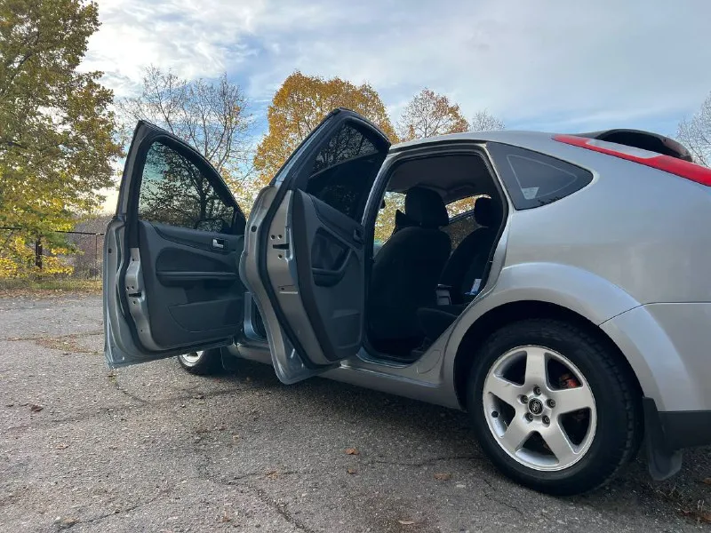 Продам ford focus 2 2005 год объем 1,6 газ/бензин пробег 266000 км. машина в хорошем техническом состоянии. ходовая часть вся перебрана, едет сбито. салон велюровый, чистый и ухоженный. установлено и вписано фирмы brc(италия). подушки все целые. установлены лед-дампы в ближний/дальний свет, светят превосходно. машина на летней новой резине, зимнюю отдам в компекте. комплектация: мультируль; круиз контроль; двух-зонный климат контроль; подогрев лобового, заднего стекла и зеркал; датчик дождя; abs, esp; подогрев сидений; 4 эсп с доводчиками стекол; музыка sony, играет очень достойно; bluetooth, cd; зеркало заднего вида с автозатемнением; цена 610000р. торг у капота. +79497305406 📞 звоните: +7(949)7305406 - фотография - 6