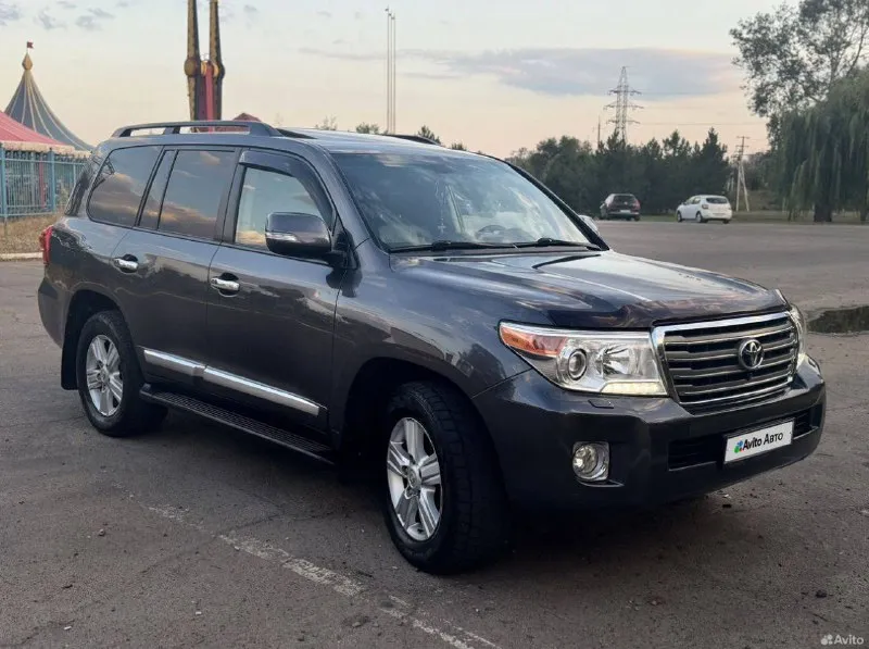 Land cruiser 200 2012 4.5 дизель 250 пробег срочно 3 100 000 руб двигатель, коробка, пневмоподвеска работают без нареканий, отреставрирована рулевая рейка, новая резина, фаркоп, 7-ми местный, подогревы, обдувы сидений, собственник, оформление без проблем автотеку скину по запросу +79498202157 телеграмм - фотография - 2