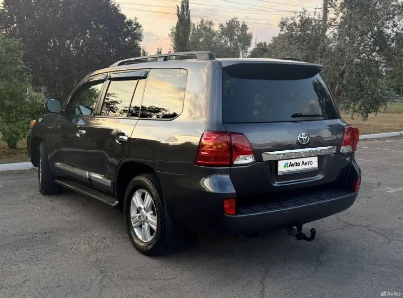 Land cruiser 200 2012 4.5 дизель 250 пробег срочно 3 100 000 руб двигатель, коробка, пневмоподвеска работают без нареканий, отреставрирована рулевая рейка, новая резина, фаркоп, 7-ми местный, подогревы, обдувы сидений, собственник, оформление без проблем автотеку скину по запросу +79498202157 телеграмм - фотография - 3
