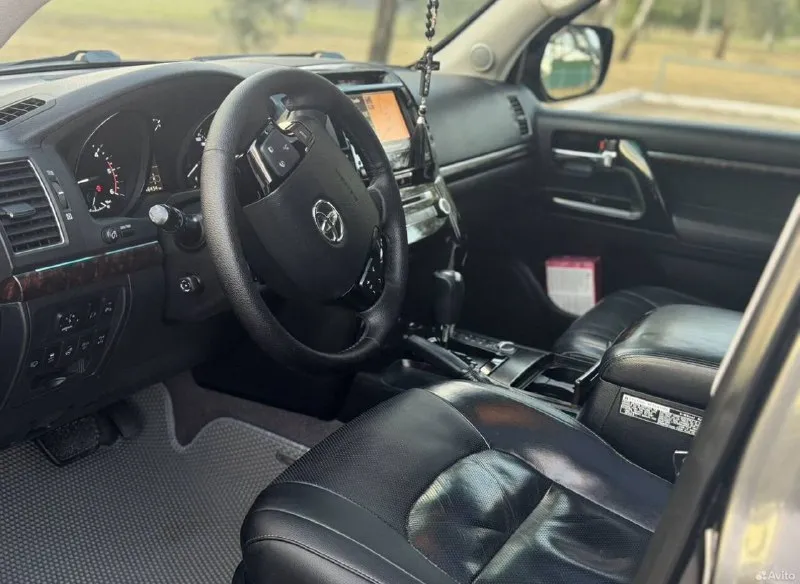 Land cruiser 200 2012 4.5 дизель 250 пробег срочно 3 100 000 руб двигатель, коробка, пневмоподвеска работают без нареканий, отреставрирована рулевая рейка, новая резина, фаркоп, 7-ми местный, подогревы, обдувы сидений, собственник, оформление без проблем автотеку скину по запросу +79498202157 телеграмм - фотография - 4