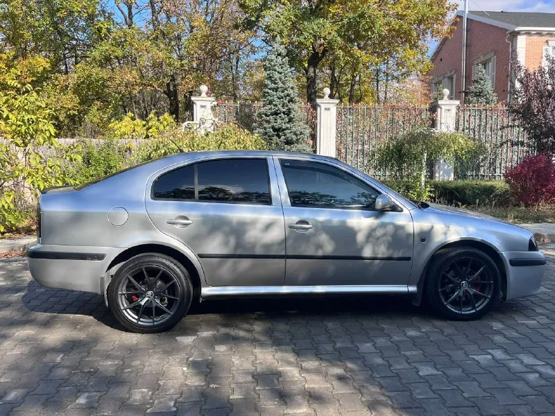 Продам skoda tur 1.8 турбо в отличном состоянии без каких либо вложений автомобиль всегда обслуживал с душой достойная музыка масло всегда матюль синтетика алькантара потолок звёздное небо машина делалась для души едит достойно без дисков дешевле зимняя резина в комплекте цена 550т руб торг г донецк +79495238838 - фотография - 3