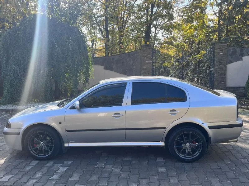 Продам skoda tur 1.8 турбо в отличном состоянии без каких либо вложений автомобиль всегда обслуживал с душой достойная музыка масло всегда матюль синтетика алькантара потолок звёздное небо машина делалась для души едит достойно без дисков дешевле зимняя резина в комплекте цена 550т руб торг г донецк +79495238838 - фотография - 7