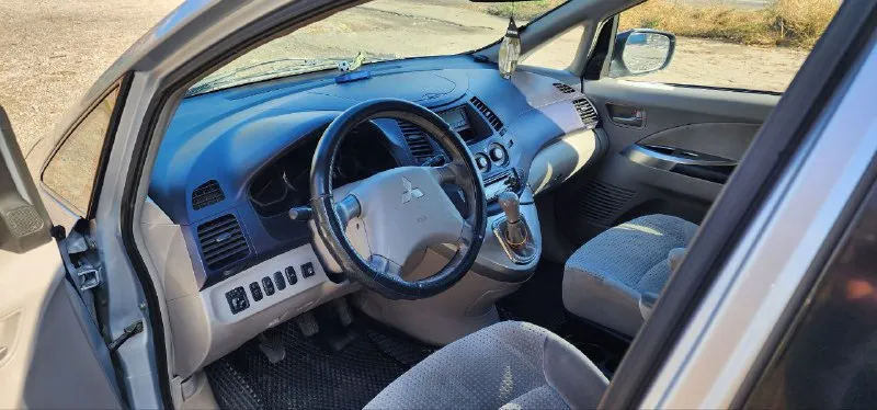 В продаже свое семейное авто, mitsubishi grandis 2004 год, коробка механика, двигатель 2,4 пол года назад поставили коробку контрактную, автомобиль едет резво и без всяких проблем, не когда не подводил, заводиться отлично, масло двигатель не кушает от замены до замены, есть косяки по кузову, ну как бы машина и не новая стоит газ пропан, не вписан так как машина ещё на днр номерах, но спокойно впишиться при поставки на наш регион, вы будете первым владельцем в стс птс много чего меняно в последнее время, все подробно расскажу и покажу при осмотре или по телефону, звоните, пишите цену вижу 700 000,первая цена в днр, торг минимальный +79496232249 феникс донецк - фотография - 6