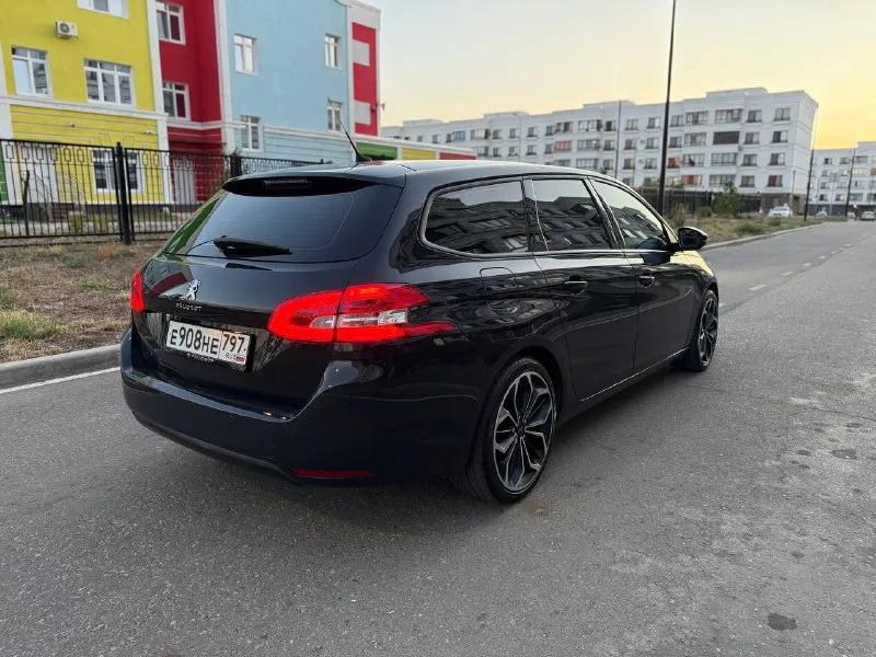 Пежо 308 2018 г. в. 1.5 дизель, механика. пробег 134 000 км. технически и внешне авто не требует вложений. недавно поменян комплект грм с помпой. в автомобиле работает все ! много приятных опций, автоскладывание зеркал, carplay, функция стартстоп, навигация. на красивых 18 литых дисках. юридически все стерильно. присутствует адекватный торг у капота. цена : 1 370 000₽ авто в мариуполе телефон для связи +7(949)558-51-69 - фотография - 4