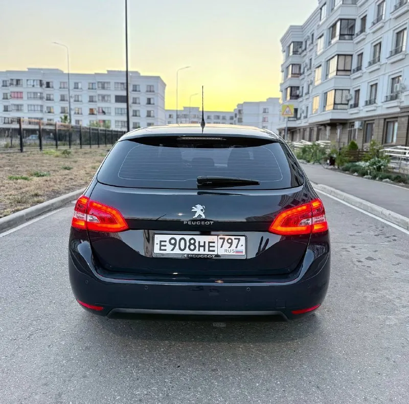 Пежо 308 2018 г. в. 1.5 дизель, механика. пробег 134 000 км. технически и внешне авто не требует вложений. недавно поменян комплект грм с помпой. в автомобиле работает все ! много приятных опций, автоскладывание зеркал, carplay, функция стартстоп, навигация. на красивых 18 литых дисках. юридически все стерильно. присутствует адекватный торг у капота. цена : 1 370 000₽ авто в мариуполе телефон для связи +7(949)558-51-69 - фотография - 5
