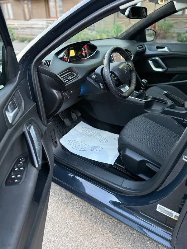 Пежо 308 2018 г. в. 1.5 дизель, механика. пробег 134 000 км. технически и внешне авто не требует вложений. недавно поменян комплект грм с помпой. в автомобиле работает все ! много приятных опций, автоскладывание зеркал, carplay, функция стартстоп, навигация. на красивых 18 литых дисках. юридически все стерильно. присутствует адекватный торг у капота. цена : 1 370 000₽ авто в мариуполе телефон для связи +7(949)558-51-69 - фотография - 6