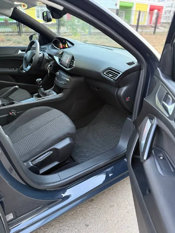 Пежо 308 2018 г. в. 1.5 дизель, механика. пробег 134 000 км. технически и внешне авто не требует вложений. недавно поменян комплект грм с помпой. в автомобиле работает все ! много приятных опций, автоскладывание зеркал, carplay, функция стартстоп, навигация. на красивых 18 литых дисках. юридически все стерильно. присутствует адекватный торг у капота. цена : 1 370 000₽ авто в мариуполе телефон для связи +7(949)558-51-69 - фотография - 7