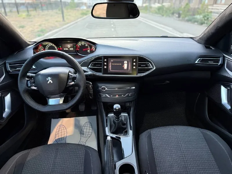 Пежо 308 2018 г. в. 1.5 дизель, механика. пробег 134 000 км. технически и внешне авто не требует вложений. недавно поменян комплект грм с помпой. в автомобиле работает все ! много приятных опций, автоскладывание зеркал, carplay, функция стартстоп, навигация. на красивых 18 литых дисках. юридически все стерильно. присутствует адекватный торг у капота. цена : 1 370 000₽ авто в мариуполе телефон для связи +7(949)558-51-69 - фотография - 8