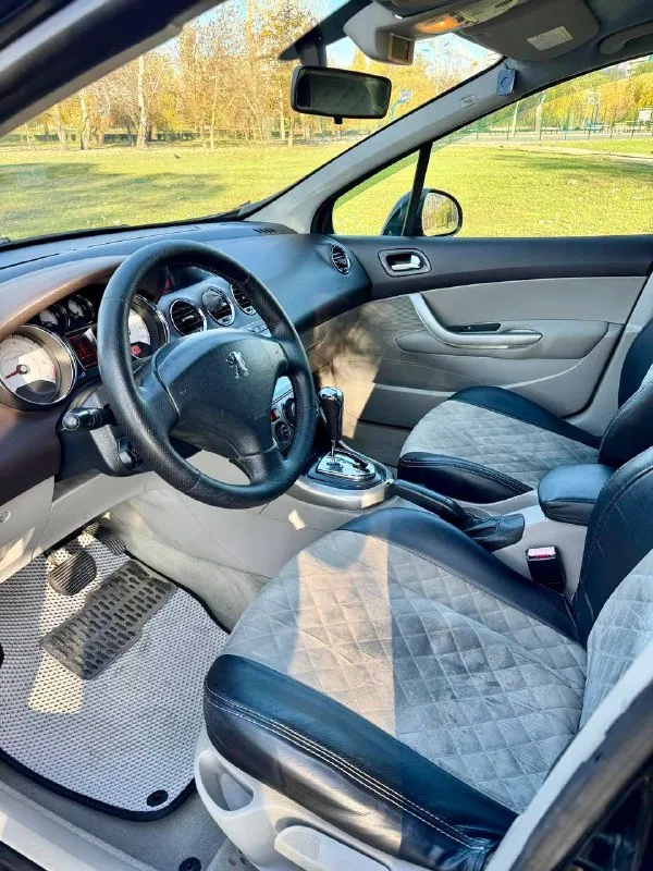 🦁 peugeot 308 💰цена: 410 000р 🏢город: мариуполь 📅год выпуска: 2008 🧾пробег: 229 132 км. ⚙️двигатель: 1.6 ⛽топливо: бензин ⚙️кпп: автомат 📞 телефон: +7-949-727-41-51 +7-949-551-91-52 +7-989-263-55-56 💾 описание: 👌 городской хэтчбек идеально подойдёт на каждый день начинающему водителю. надежный двигатель без расхода масла в паре с классическим автоматом. кузов крепкий, не гнилой. ✅ двигатель и акпп контрактные с минимальным пробегом, турбина новая. ✅ двухзонный климат контроль морозит шикарно, коробка автомат переключает идеально, подушки безопасности, полный электропакет, гур, abs, центральный замок, подогрев сидений, android магнитола с камерой заднего вида, оригинальные литые диски на новой резине. улица шевченко 2️⃣6️⃣9️⃣ - фотография - 9