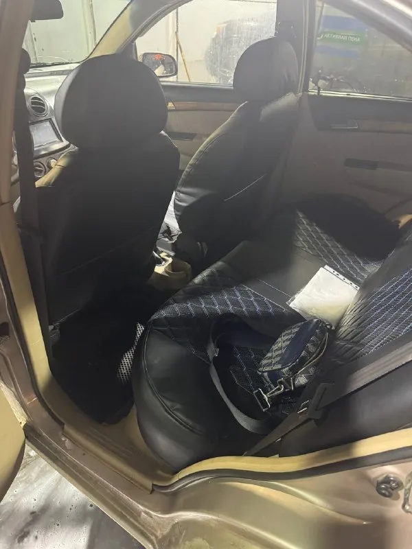 Продам chevrolet авео 1.6 lt р. пробег 320к отличная комплектация с кондиционером и прочим мотор после кап ремонта коробка без нюансов ходовая сбитая не гримит и тд зеленейшая автотека, авито оценка 399.000✅ документы чистые ✅ очень приятный и опрятный салон, чехлы и прочее цена: 255к +79494642571 донецк 📞 звоните: +7(949)4642571 - фотография - 7