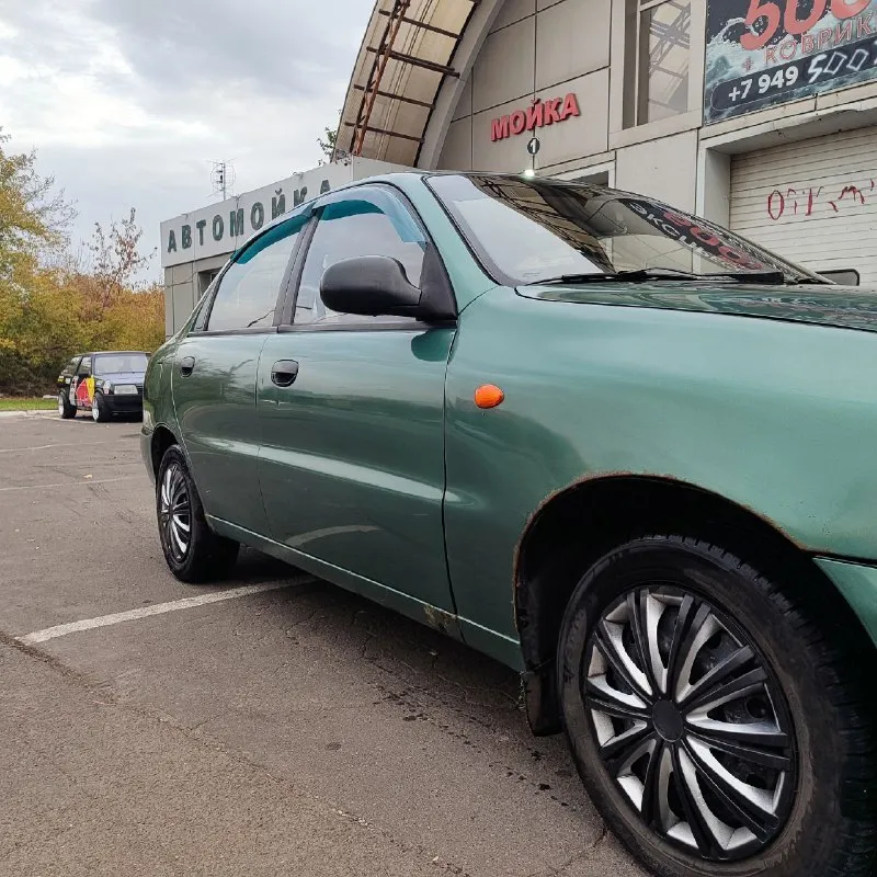 Продаю ланос 1.5 sx 2008 год, владею два года. машина в хорошем состоянии, ухоженная, без серьезных повреждений. салон чистый, все работает исправно. идеальный вариант для ежедневных поездок по городу и за его пределами. комплектация:гур, кондёр, электростеклоподьемники, обогрев заднего стекла, airbag. ходовка перебрана, двигатель, коробка работают исправно. два комплекта резины. пробег 242к. есть рыжики, состояние на фото. 220 000 рублей, торг только у капота. донецк. +79497315456 - фотография - 2