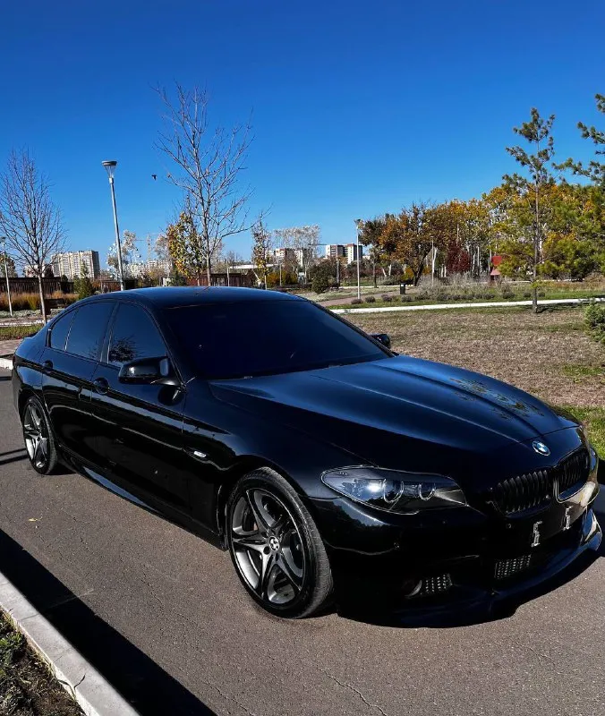 Продам bmw f10 2011 год 3 литра дизель 290.000 пробег дотяжки, ломайки, большой монитор, bi-led линз... - фотография