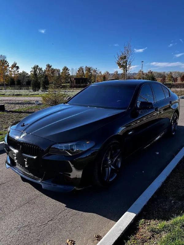 Продам bmw f10 2011 год 3 литра дизель 290.000 пробег дотяжки, ломайки, большой монитор, bi-led линзы, пандора с автозапуском. оптика перед/зад оклеена в полиуретан кузов после полировки, покрыт керамикой обслужена, по технике без вложений. практически новые, не битые, не катанные 19 диски(италия) комплект зимних 18 колес мариуполь днр 2.1 🍋 +79495607284 📲 tg: @danilautotoner 📞 звоните: +7(949)5607284 - фотография - 3
