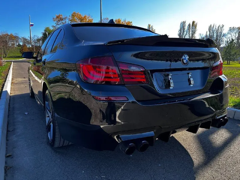 Продам bmw f10 2011 год 3 литра дизель 290.000 пробег дотяжки, ломайки, большой монитор, bi-led линзы, пандора с автозапуском. оптика перед/зад оклеена в полиуретан кузов после полировки, покрыт керамикой обслужена, по технике без вложений. практически новые, не битые, не катанные 19 диски(италия) комплект зимних 18 колес мариуполь днр 2.1 🍋 +79495607284 📲 tg: @danilautotoner 📞 звоните: +7(949)5607284 - фотография - 4