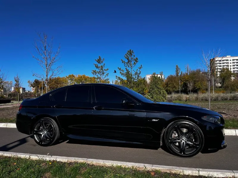 Продам bmw f10 2011 год 3 литра дизель 290.000 пробег дотяжки, ломайки, большой монитор, bi-led линзы, пандора с автозапуском. оптика перед/зад оклеена в полиуретан кузов после полировки, покрыт керамикой обслужена, по технике без вложений. практически новые, не битые, не катанные 19 диски(италия) комплект зимних 18 колес мариуполь днр 2.1 🍋 +79495607284 📲 tg: @danilautotoner 📞 звоните: +7(949)5607284 - фотография - 5