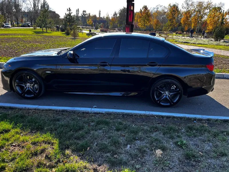 Продам bmw f10 2011 год 3 литра дизель 290.000 пробег дотяжки, ломайки, большой монитор, bi-led линзы, пандора с автозапуском. оптика перед/зад оклеена в полиуретан кузов после полировки, покрыт керамикой обслужена, по технике без вложений. практически новые, не битые, не катанные 19 диски(италия) комплект зимних 18 колес мариуполь днр 2.1 🍋 +79495607284 📲 tg: @danilautotoner 📞 звоните: +7(949)5607284 - фотография - 6