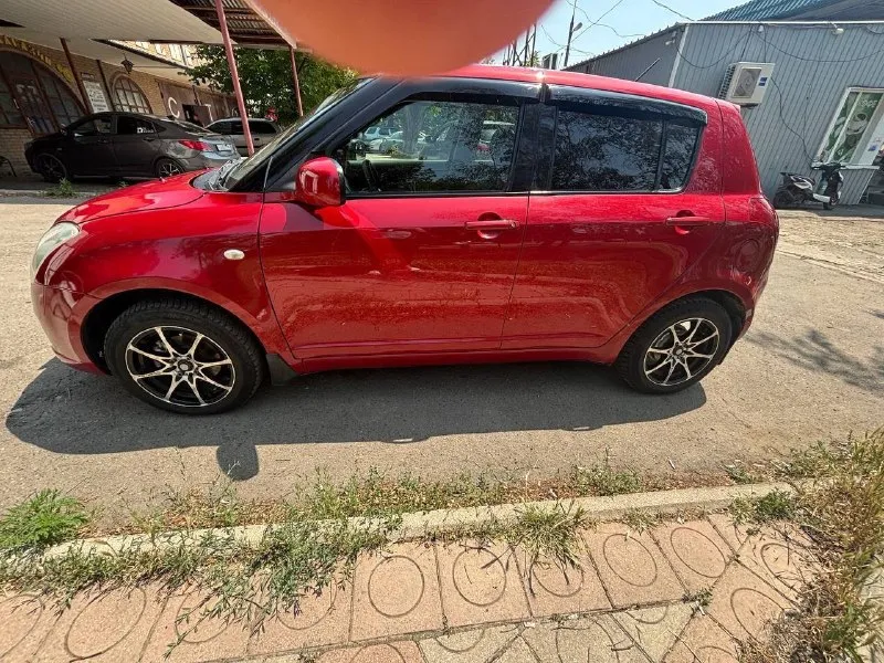 🚗 продам suzuki swift 2007 года | 125 000 км | собственик!!🚗 цена: 560 000 ₽ (возможен торг) ✅ ключевые преимущества: ——————————————————————— ✔️ всего 3 владельца по птс ✔️ пробег всего 125 000 км (реальный) ✔️ поменян ремень грм и помпа ✔️ отличная аудиосистема ✔️ кондиционер исправен, но требуется заправка ✔️ литые диски на зимней резине 📋 подробнее: ——————————————————————— • год: 2007 • двигатель: 1.3 л, 92 л. с. • кпп: механика • состояние кузова: идеальное, без ржавчины • обслуживание: всегда вовремя, и хорошими комплектующими 📞 звоните или пишите: +7 949 319-38-53 не упустите шанс купить ухоженный и надежный автомобиль! 📞 звоните: +7(949)3193853 - фотография - 4