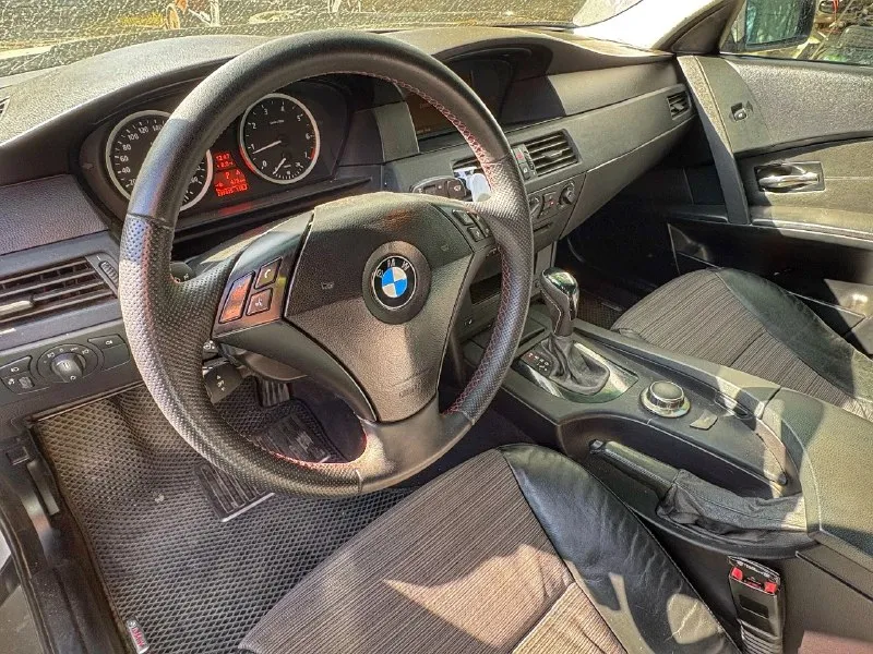 Bmw e60 2004г 525i m54b25 акпп полностью на ходу. колодки в круг новые, кондиционер заправлен. подогрев сидений. круиз работает. сиденья электро с памятью. электро регулировка руля. в штатную магнитолу установлен блютуз для музыки. диски r17 по кузову есть вмятины, царапины. учет днр, переоформление без проблем. донецк +79498099159 - телеграмм 770.000₽ 📞 звоните: +7(949)8099159 - фотография - 3