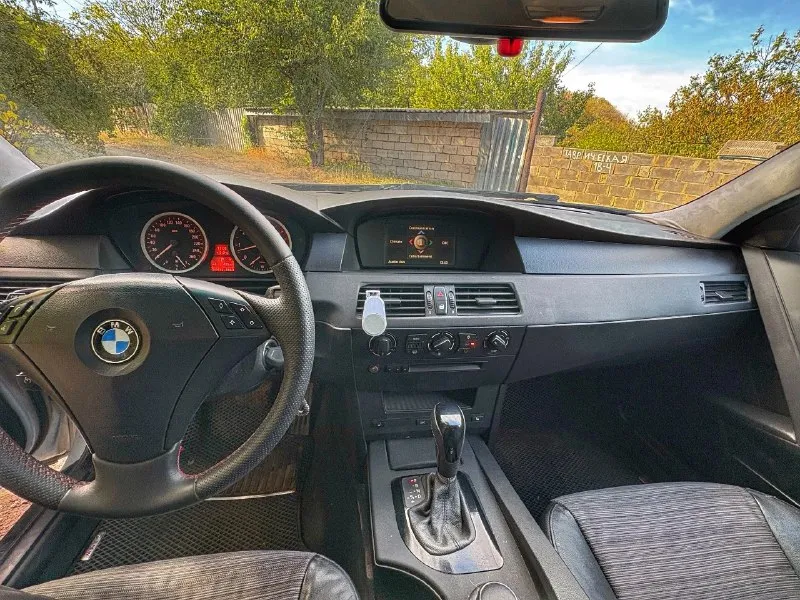 Bmw e60 2004г 525i m54b25 акпп полностью на ходу. колодки в круг новые, кондиционер заправлен. подогрев сидений. круиз работает. сиденья электро с памятью. электро регулировка руля. в штатную магнитолу установлен блютуз для музыки. диски r17 по кузову есть вмятины, царапины. учет днр, переоформление без проблем. донецк +79498099159 - телеграмм 770.000₽ 📞 звоните: +7(949)8099159 - фотография - 4