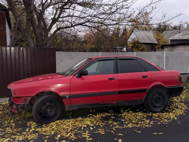 Продам audi 80 б 3, после дтп. машина заводится, был удар в правую переднюю часть машины, вместе с ней отдам много запчастей, как новые так и старые. машина оцинкованная, не гниёт, салон хороший. документы в порядке, запретов, ограничений нет, я собственник. отдам за 100к хороший торг у капота. просьба писать в лс или звонить по телефону +79493667922 комментарии не читаю. г. торез 📞 звоните: +7(949)3667922 - фотография - 1
