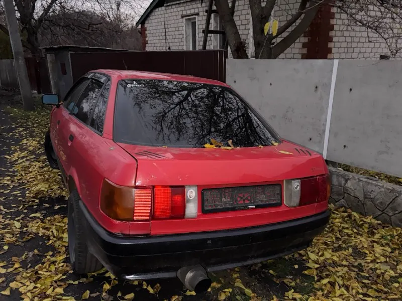 Продам audi 80 б 3, после дтп. машина заводится, был удар в правую переднюю часть машины, вместе с ней отдам много запчастей, как новые так и старые. машина оцинкованная, не гниёт, салон хороший. документы в порядке, запретов, ограничений нет, я собственник. отдам за 100к хороший торг у капота. просьба писать в лс или звонить по телефону +79493667922 комментарии не читаю. г. торез 📞 звоните: +7(949)3667922 - фотография - 2