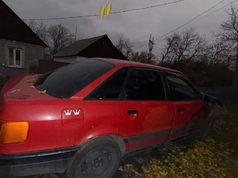 Продам audi 80 б 3, после дтп. машина заводится, был удар в правую переднюю часть машины, вместе с ней отдам много запчастей, как новые так и старые. машина оцинкованная, не гниёт, салон хороший. документы в порядке, запретов, ограничений нет, я собственник. отдам за 100к хороший торг у капота. просьба писать в лс или звонить по телефону +79493667922 комментарии не читаю. г. торез 📞 звоните: +7(949)3667922 - фотография - 3