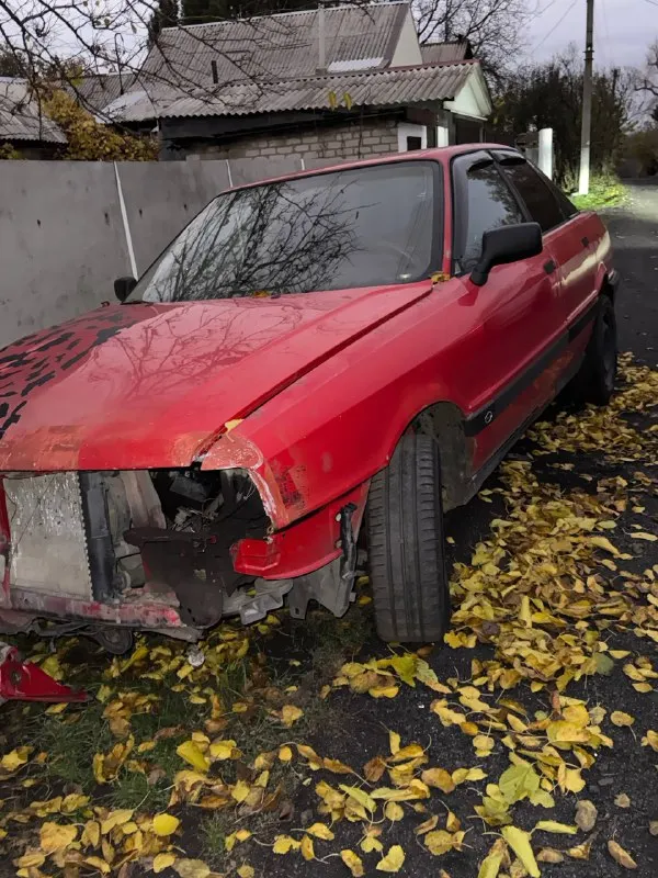 Продам audi 80 б 3, после дтп. машина заводится, был удар в правую переднюю часть машины, вместе с ней отдам много запчастей, как новые так и старые. машина оцинкованная, не гниёт, салон хороший. документы в порядке, запретов, ограничений нет, я собственник. отдам за 100к хороший торг у капота. просьба писать в лс или звонить по телефону +79493667922 комментарии не читаю. г. торез 📞 звоните: +7(949)3667922 - фотография - 4