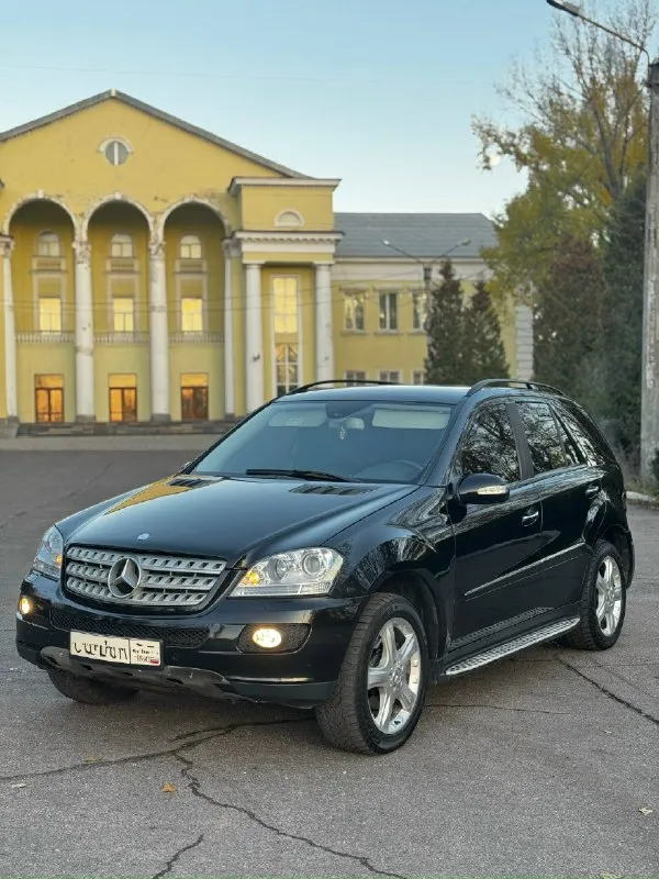 Продам mercedes-benz ml-350 год:2007г. в двигатель:3.5 бензин коробка:автомат пробег:260 родной без дтп без расчетов! стекла все родные, лобовое без трещин. автомобиль в отличном состоянии как внешне так и технически, по двигателю и коробке вопросов никаких, мотор не дымит не троит, масло не расходует(гильзован) коробка переключает отлично во всех режимах езды. по ходовой без нареканий ничего не брякает не стучит, пневма обслужена, не спускает не травит. по электронике работает каждая кнопка, климат работает, кондик холодит. салон в отличном состоянии видно на фото) комплектация: - 4 электростеклоподъемника - электрозеркала с подогревом - складывания зеркал - 2х зонный климат- электросиденья -под рулевые липестки - парктроники - датчики дождя света- мультируль - адаптивный ксенон- омыватель фар и тд. два комплекта ключей. резина зима новая !! осмотр макеевка цена 1.30 торг реальному покупателю номер для связи +79493148803 📞 звоните: +7(949)3148803 - фотография - 2