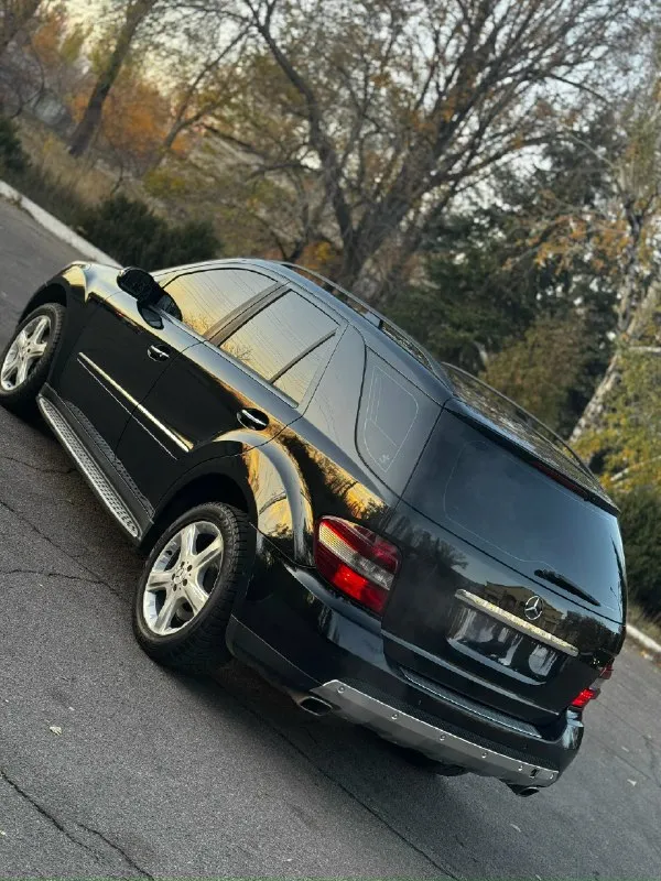 Продам mercedes-benz ml-350 год:2007г. в двигатель:3.5 бензин коробка:автомат пробег:260 родной без дтп без расчетов! стекла все родные, лобовое без трещин. автомобиль в отличном состоянии как внешне так и технически, по двигателю и коробке вопросов никаких, мотор не дымит не троит, масло не расходует(гильзован) коробка переключает отлично во всех режимах езды. по ходовой без нареканий ничего не брякает не стучит, пневма обслужена, не спускает не травит. по электронике работает каждая кнопка, климат работает, кондик холодит. салон в отличном состоянии видно на фото) комплектация: - 4 электростеклоподъемника - электрозеркала с подогревом - складывания зеркал - 2х зонный климат- электросиденья -под рулевые липестки - парктроники - датчики дождя света- мультируль - адаптивный ксенон- омыватель фар и тд. два комплекта ключей. резина зима новая !! осмотр макеевка цена 1.30 торг реальному покупателю номер для связи +79493148803 📞 звоните: +7(949)3148803 - фотография - 3