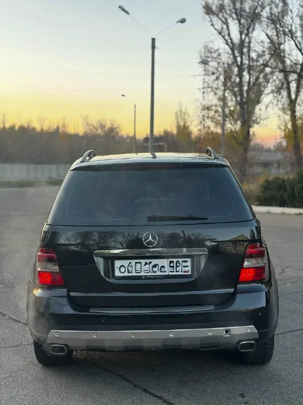 Продам mercedes-benz ml-350 год:2007г. в двигатель:3.5 бензин коробка:автомат пробег:260 родной без дтп без расчетов! стекла все родные, лобовое без трещин. автомобиль в отличном состоянии как внешне так и технически, по двигателю и коробке вопросов никаких, мотор не дымит не троит, масло не расходует(гильзован) коробка переключает отлично во всех режимах езды. по ходовой без нареканий ничего не брякает не стучит, пневма обслужена, не спускает не травит. по электронике работает каждая кнопка, климат работает, кондик холодит. салон в отличном состоянии видно на фото) комплектация: - 4 электростеклоподъемника - электрозеркала с подогревом - складывания зеркал - 2х зонный климат- электросиденья -под рулевые липестки - парктроники - датчики дождя света- мультируль - адаптивный ксенон- омыватель фар и тд. два комплекта ключей. резина зима новая !! осмотр макеевка цена 1.30 торг реальному покупателю номер для связи +79493148803 📞 звоните: +7(949)3148803 - фотография - 4