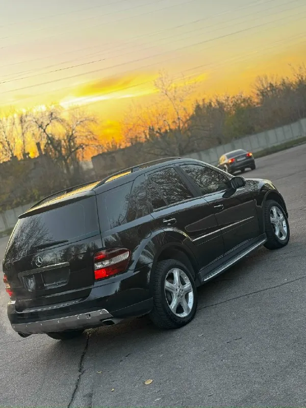 Продам mercedes-benz ml-350 год:2007г. в двигатель:3.5 бензин коробка:автомат пробег:260 родной без дтп без расчетов! стекла все родные, лобовое без трещин. автомобиль в отличном состоянии как внешне так и технически, по двигателю и коробке вопросов никаких, мотор не дымит не троит, масло не расходует(гильзован) коробка переключает отлично во всех режимах езды. по ходовой без нареканий ничего не брякает не стучит, пневма обслужена, не спускает не травит. по электронике работает каждая кнопка, климат работает, кондик холодит. салон в отличном состоянии видно на фото) комплектация: - 4 электростеклоподъемника - электрозеркала с подогревом - складывания зеркал - 2х зонный климат- электросиденья -под рулевые липестки - парктроники - датчики дождя света- мультируль - адаптивный ксенон- омыватель фар и тд. два комплекта ключей. резина зима новая !! осмотр макеевка цена 1.30 торг реальному покупателю номер для связи +79493148803 📞 звоните: +7(949)3148803 - фотография - 5