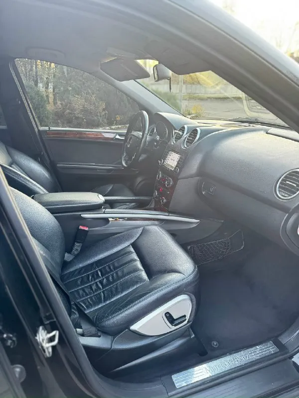 Продам mercedes-benz ml-350 год:2007г. в двигатель:3.5 бензин коробка:автомат пробег:260 родной без дтп без расчетов! стекла все родные, лобовое без трещин. автомобиль в отличном состоянии как внешне так и технически, по двигателю и коробке вопросов никаких, мотор не дымит не троит, масло не расходует(гильзован) коробка переключает отлично во всех режимах езды. по ходовой без нареканий ничего не брякает не стучит, пневма обслужена, не спускает не травит. по электронике работает каждая кнопка, климат работает, кондик холодит. салон в отличном состоянии видно на фото) комплектация: - 4 электростеклоподъемника - электрозеркала с подогревом - складывания зеркал - 2х зонный климат- электросиденья -под рулевые липестки - парктроники - датчики дождя света- мультируль - адаптивный ксенон- омыватель фар и тд. два комплекта ключей. резина зима новая !! осмотр макеевка цена 1.30 торг реальному покупателю номер для связи +79493148803 📞 звоните: +7(949)3148803 - фотография - 6