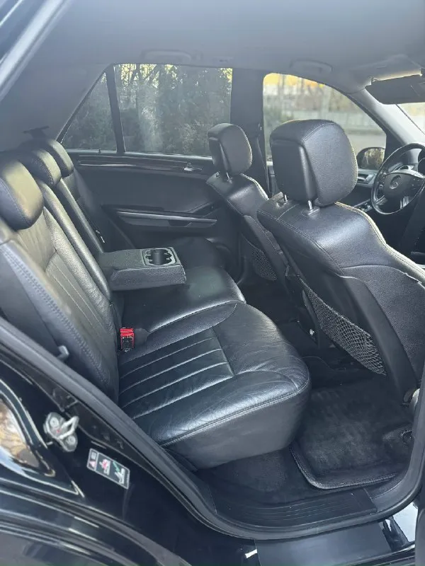 Продам mercedes-benz ml-350 год:2007г. в двигатель:3.5 бензин коробка:автомат пробег:260 родной без дтп без расчетов! стекла все родные, лобовое без трещин. автомобиль в отличном состоянии как внешне так и технически, по двигателю и коробке вопросов никаких, мотор не дымит не троит, масло не расходует(гильзован) коробка переключает отлично во всех режимах езды. по ходовой без нареканий ничего не брякает не стучит, пневма обслужена, не спускает не травит. по электронике работает каждая кнопка, климат работает, кондик холодит. салон в отличном состоянии видно на фото) комплектация: - 4 электростеклоподъемника - электрозеркала с подогревом - складывания зеркал - 2х зонный климат- электросиденья -под рулевые липестки - парктроники - датчики дождя света- мультируль - адаптивный ксенон- омыватель фар и тд. два комплекта ключей. резина зима новая !! осмотр макеевка цена 1.30 торг реальному покупателю номер для связи +79493148803 📞 звоните: +7(949)3148803 - фотография - 7