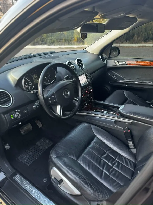 Продам mercedes-benz ml-350 год:2007г. в двигатель:3.5 бензин коробка:автомат пробег:260 родной без дтп без расчетов! стекла все родные, лобовое без трещин. автомобиль в отличном состоянии как внешне так и технически, по двигателю и коробке вопросов никаких, мотор не дымит не троит, масло не расходует(гильзован) коробка переключает отлично во всех режимах езды. по ходовой без нареканий ничего не брякает не стучит, пневма обслужена, не спускает не травит. по электронике работает каждая кнопка, климат работает, кондик холодит. салон в отличном состоянии видно на фото) комплектация: - 4 электростеклоподъемника - электрозеркала с подогревом - складывания зеркал - 2х зонный климат- электросиденья -под рулевые липестки - парктроники - датчики дождя света- мультируль - адаптивный ксенон- омыватель фар и тд. два комплекта ключей. резина зима новая !! осмотр макеевка цена 1.30 торг реальному покупателю номер для связи +79493148803 📞 звоните: +7(949)3148803 - фотография - 8